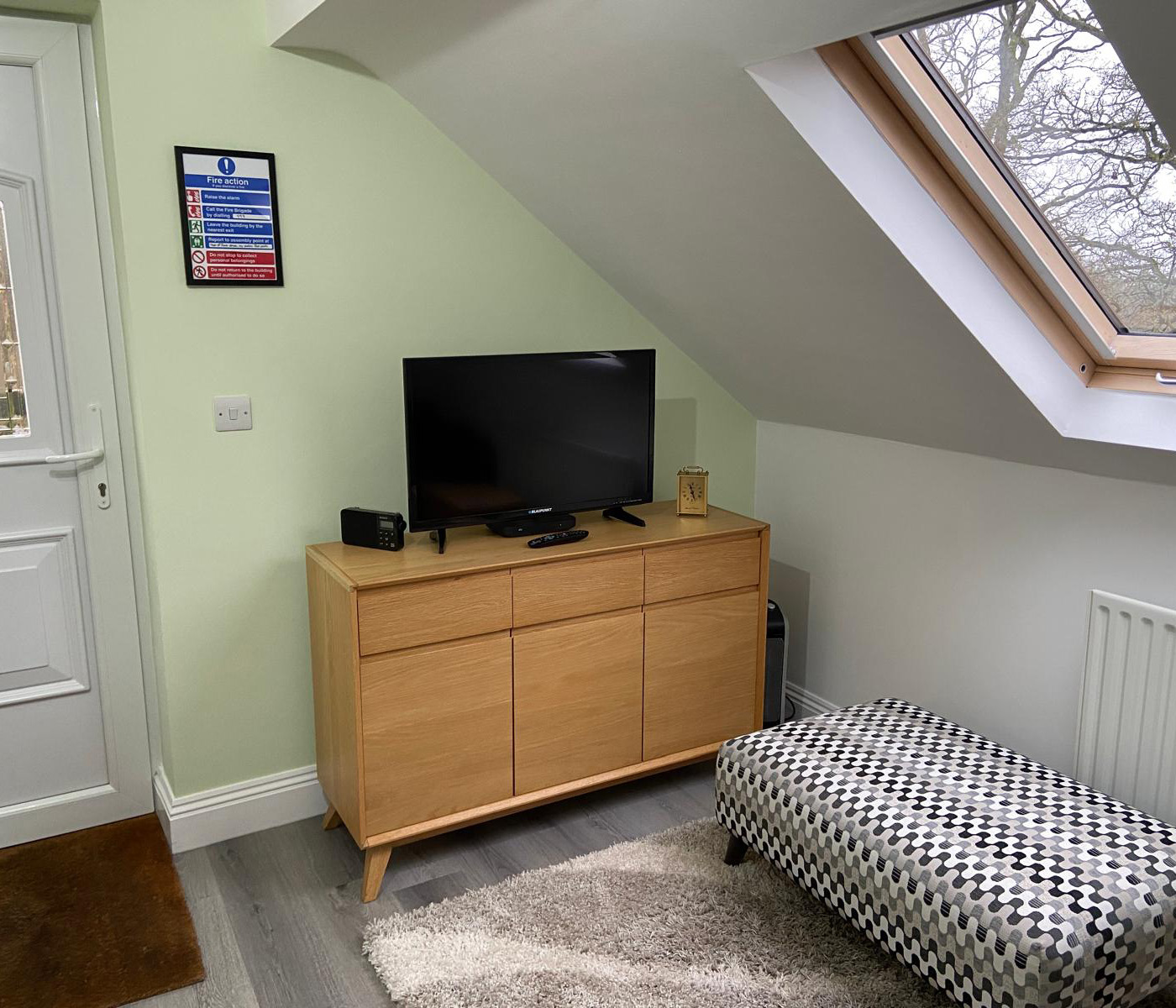 Sitting room wiht TV Airbnb single apartment in Kintbury, Berkshire